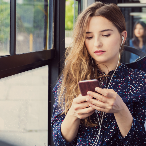 Mulher utilizando celular em ônibus