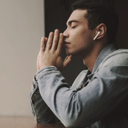 Homem rezando de fones de ouvido